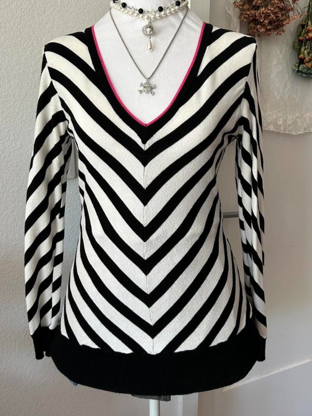 New York & Company Black and White Striped Long Sleeve Top